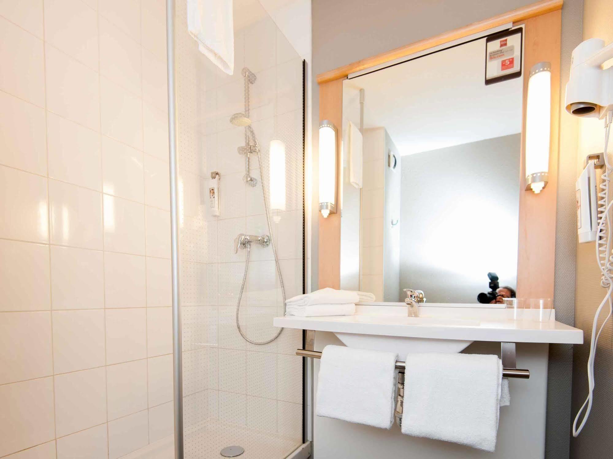Ibis Avallon Magny  Ngoại thất bức ảnh